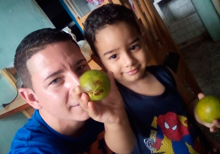 Doctor Yoan Pérez Ojeda y su hijo Yoan Alejandro.