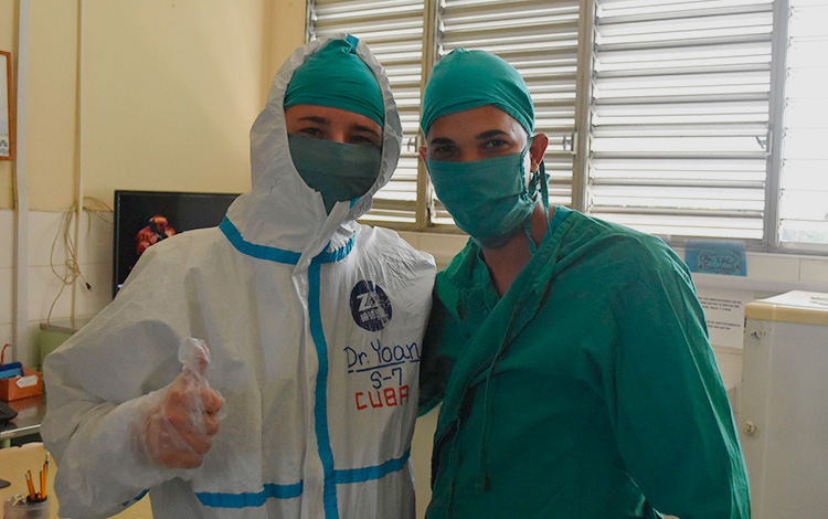 Doctor Yoan Pérez Ojeda junto a uno de sus compañeros en el hospital militar Comandante Manuel Fajardo Rivero.