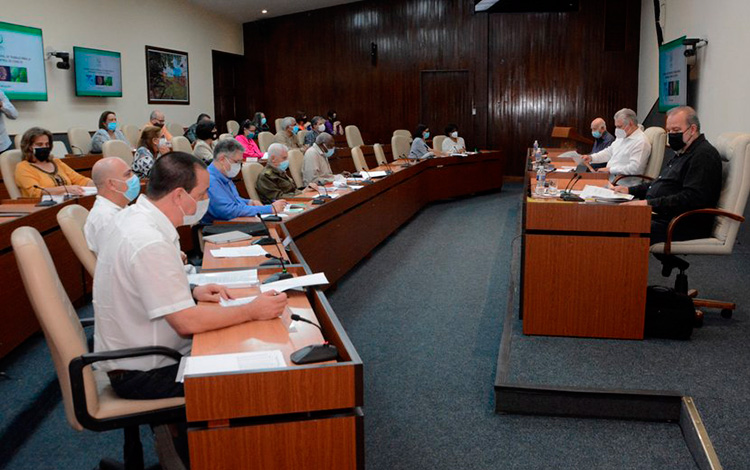 Reunión de análisis de la COVID-19 en Cuba, encabezada por el presidente, Miguel Díaz-Canel, el 13 de abril de 2021.