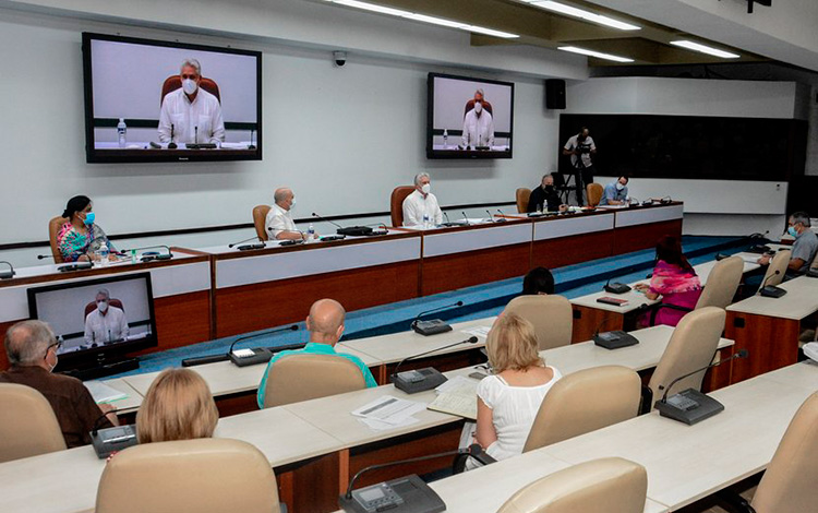 Reunión del Gobierno de Cuba con expertos que participan en el combate a la COVID-19.