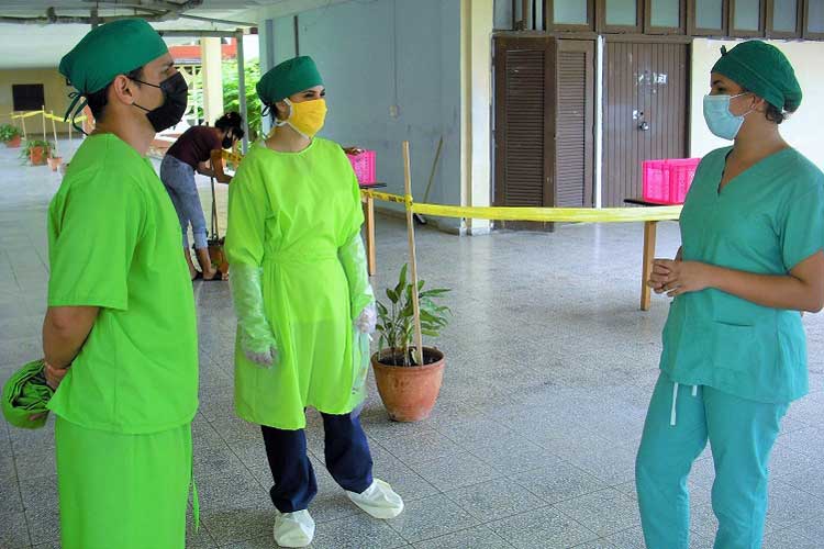 Jóvenes estudiantes laborando en el hospital para casos de COVID-19, en la Universidad de Ciencias Médicas de Villa Clara.