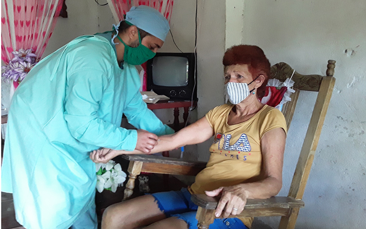 El dotor Nelson Pascual Giraldo atiende a una paciente.