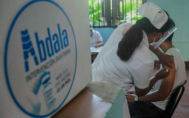 Vacunación contra la COVID-19 a adolescentes cubanos.