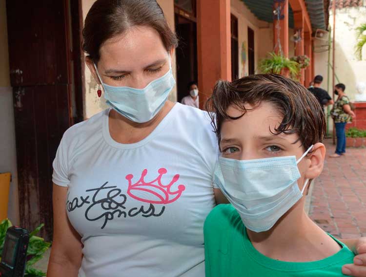 El niño Cristian Daniel Dí­az, junto a su mamá, antes de recibir la vacuna Soberana 02.