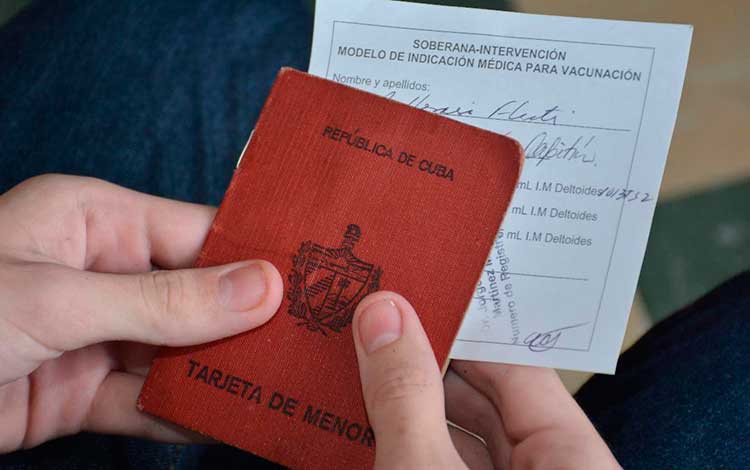 Tarjeta de menor y tarjeta de vacunación.