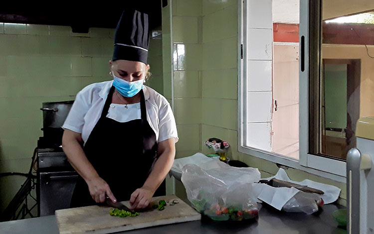 Cocinera en el hospital de campaña para la COVID-19 instalado en la Eide Héctor Ruiz, de Villa Clara.