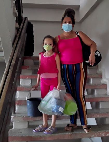 Niña y su mamá reciben el alta médica del hospital de campaña en la Eide Héctor Ruiz, de Villa Clara.