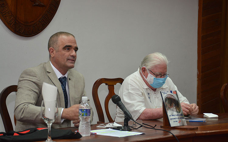 El Dr. José Ramón Ruiz Hernández, investigador de la historia de la Salud en el territorio (a la derecha), tuvo a su cargo la presentación del libro.   