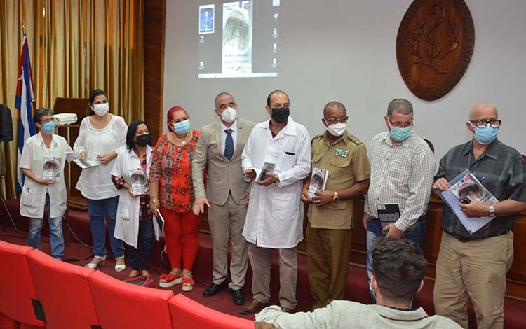 Representantes de las instituciones que se han sumado al enfrentamiento de la COVID-19 recibieron un ejemplar del libro testimonial. 