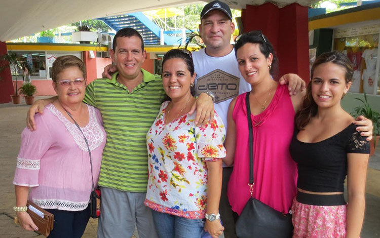 Doctora Marí­a del Carmen Llanes junto a parte de su familia.