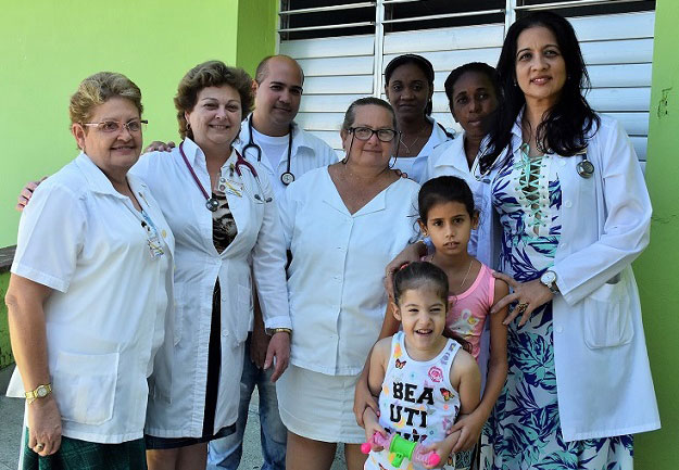 La doctora Marí­a del Carmen Llanes  junto a la paciente Melany y parte del colectivo que atendió a la niña.