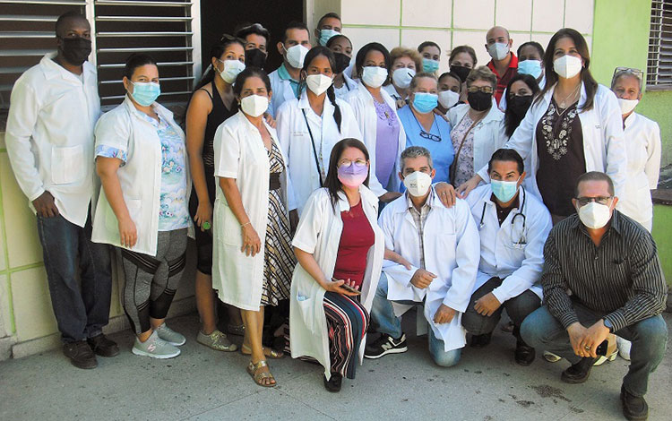 Doctora Marí­a del Carmen Llanes junto a su colectivo en el dí­a de su despedida laboral.