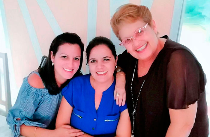 Doctora Marí­a del Carmen Llanes junto a sus hijas.