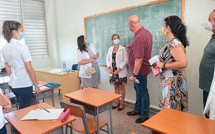 Primer secretario del Partido en Villa Clara dialoga con estudiantes de la facultad de Tecnología y Enfermería de la Universidad de Ciencias Médicas de Villa Clara.