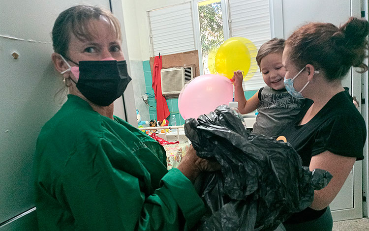 Samuel, paciente del Servicio de Oncohematología del hospital pediátrico José Luis Miranda, de Santa Clara.recibe donación realizada por jóvenes, campesinos y trabajadores del municipio de Camajuaní.