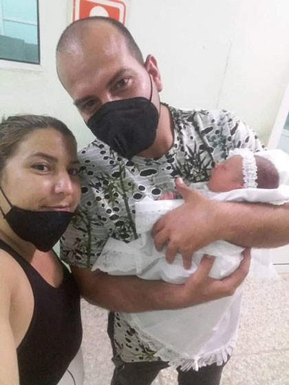 Pareja de Susej y Javier con su hijo.