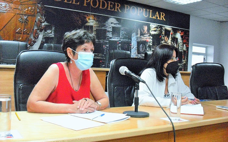 Las doctoras Isa Álvarez León (a la izquierda) y Marlevis Bello Pérez guiaron los temas en el Consejo de la Salud en Villa Clara.