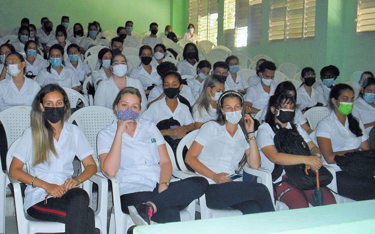 La Universidad Médica de Villa Clara les abrió sus puertas. Las llaves están en cada uno de ustedes para apropiarse de los conocimientos.