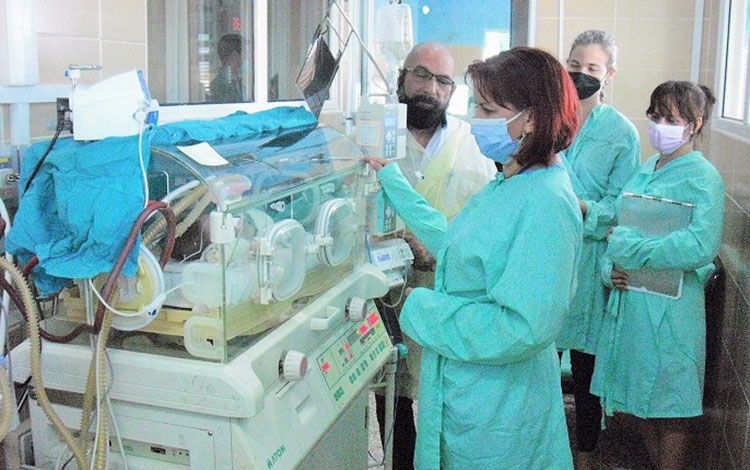 Los doctores Orlando Molina Hernández y Yulexy Chaviano Diego, jefa de la unidad de Neonatología del hospital ginecobstétrico Mariana Grajales, examinan a Arley Alfonso Rivero a su retorno al servicio.