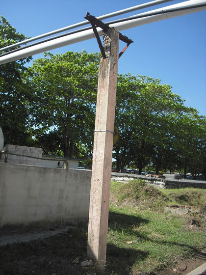 Poste averiado sustituido por los trabajadores de la Empresa Eléctrica.