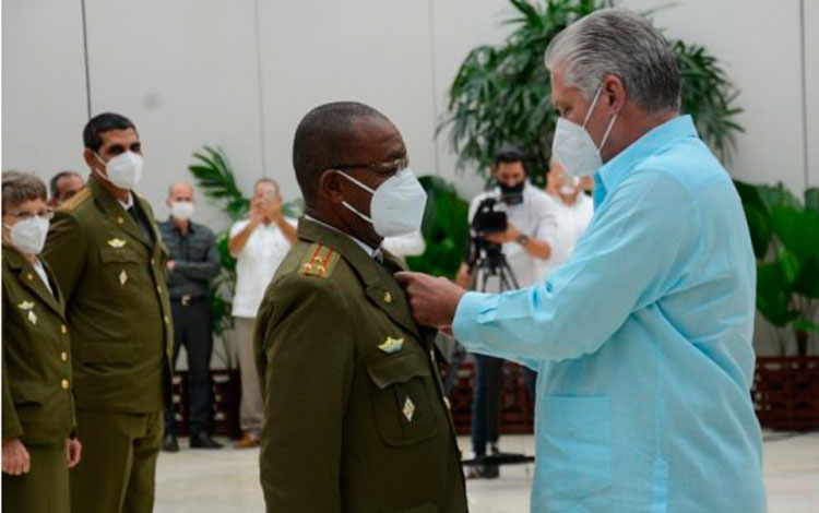 Coronel Jorge Eduardo Berrio Águila, director general del hospital militar de Villa Clara, recibe la condición de Héroe del Trabajo de la República de Cuba.