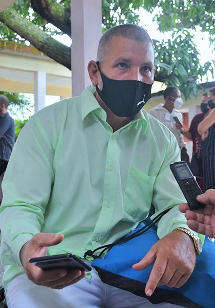 La participación de los estudiantes de Ciencias Médicas en las pesquisas, casa a casa, fundamentaron el póster presentado por el Dr. Ernesto Garcí­a Peralta.