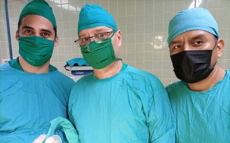 Ya en pleno quirófano, el equipo está listo para iniciar la operación. Observe el craneómetro protegido en su funda verde, y útil ante coágulos de sangre o hematomas cerebrales, en la reparación de aneurismas en esa zona, en malformaciones arteriovenosas y daños en el tejido que cubre la corteza cerebral, entre otros fines. 