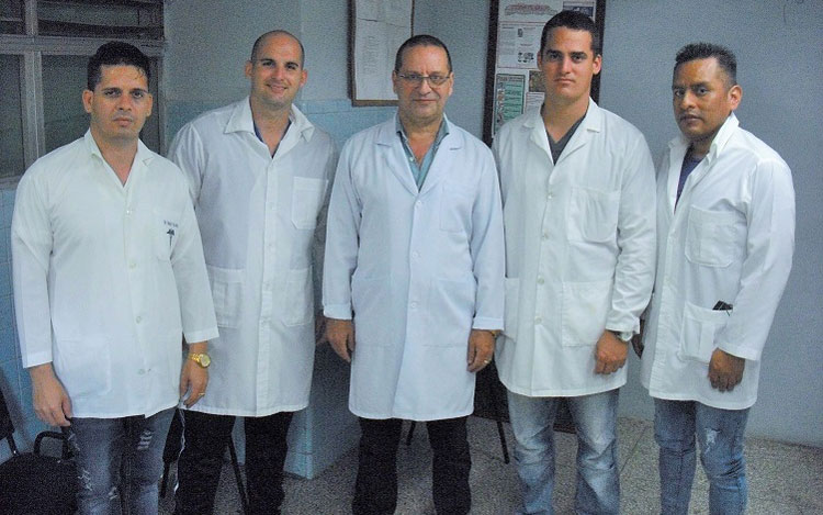 Parte del equipo de Neurocirugí­a Pediátrica. Junto al profesor Camacho (en el centro) aparecen, de izquierda a derecha, los doctores Diardy Ruiz Moya, Héctor Luis Méndez Mederos, Ramón Sarduy Arana y Yonny Martí­n Osco Mendoza. 