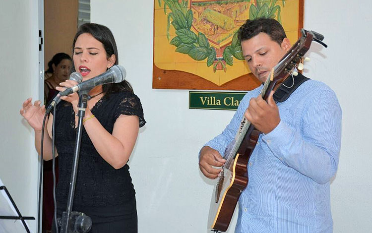 Cantante Anaili Pérez y el guitarrista Yoandy Guerra.