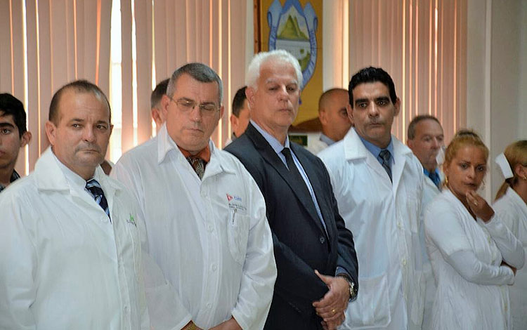 Doctor argentino Luis Dante Barja junto a colegas del Cardiocentro Ernesto Che Guevara, de Villa Clara.