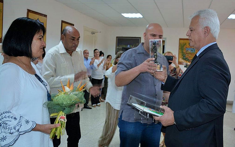 Primer secretario del Partido en Villa Clara entrega reconocimiento al doctor argentino Luis Dante Barja.