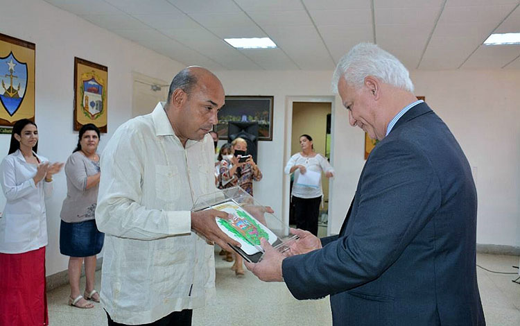 Doctor argentino Luis Dante Barja recibe el Escudo de Armas de Villa Clara, de manos del gobernador, Alberto López Díaz.