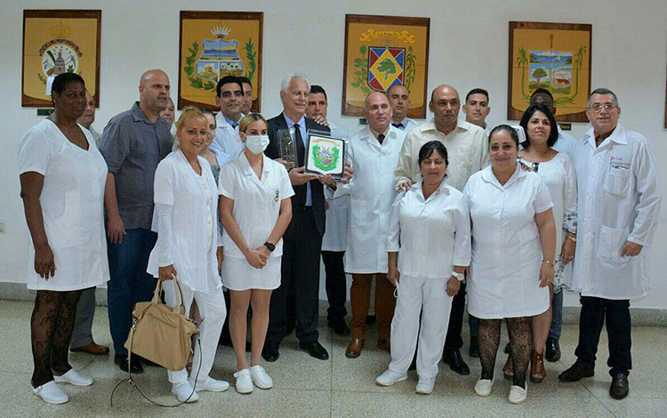 El doctor argentino Luis Dante Barja junto a integrantes del colectivo del Cardiocentro villaclareño.