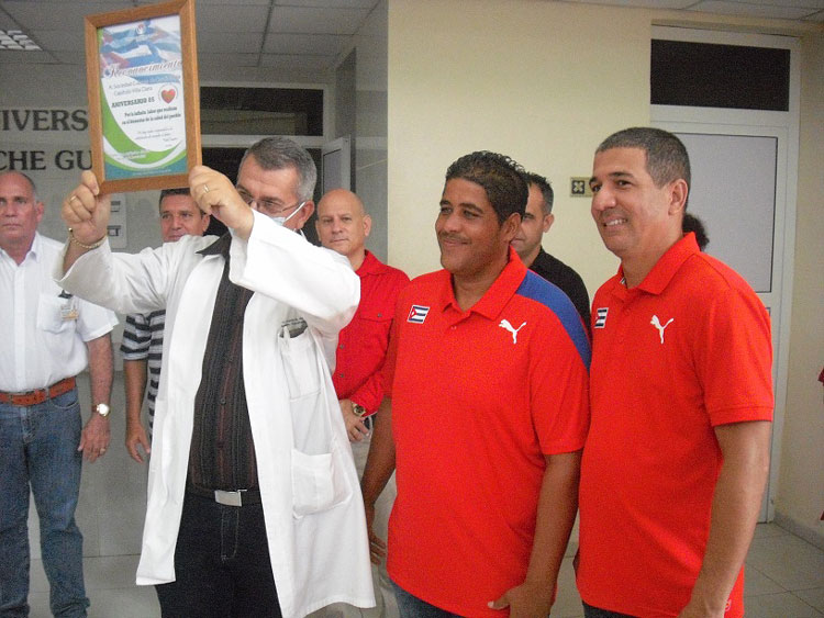 Dirección de Deportes reconoce a la Sociedad Cubana de Cardiologí­a en Villa Clara.