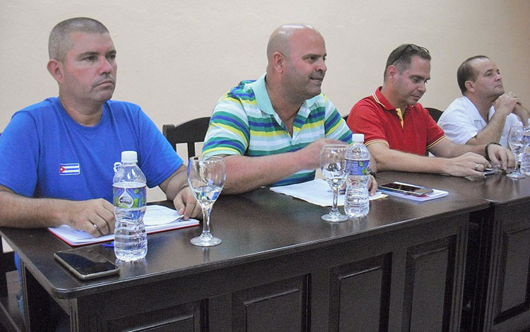 Osnay Miguel Colina Rodrí­guez, miembro del Comité Central y primer secretario del Partido en la provincia, en reunión de autoridades académicas y dirigentes estudiantiles de la Universidad de Ciencias Médicas de Villa Clara.