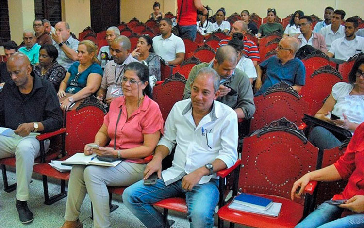 Reunión de autoridades académicas y dirigentes estudiantiles de la Universidad de Ciencias Médicas con el primer secretario del Partido en Villa Clara.