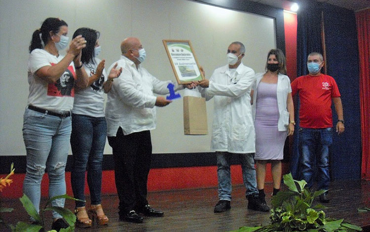 Reconocimiento del Partido y el Gobierno de Villa Clara al hospital Arnaldo Milián Castro en el aniversario 32 de la institución.