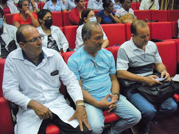 Asistentes a la presentación del libro sobre al hipertensión arterial en la adolescencia.