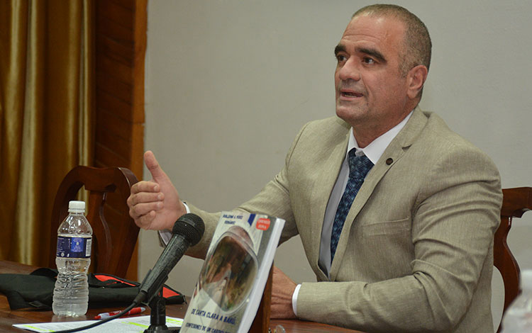 Doctor Guillermo Alberto Pérez Fernández durante la presentación de su libro sobre la hipertensión en los adolescentes