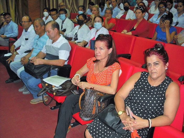 Asistentes a la presentación del libro sobre al hipertensión arterial en la adolescencia.