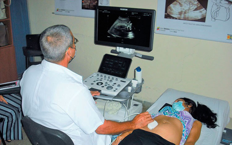 En plena realización de un ultrasonido está el Dr. Eniesen Rodríguez Lugones, un paso indispensable en la atención a la gestante.