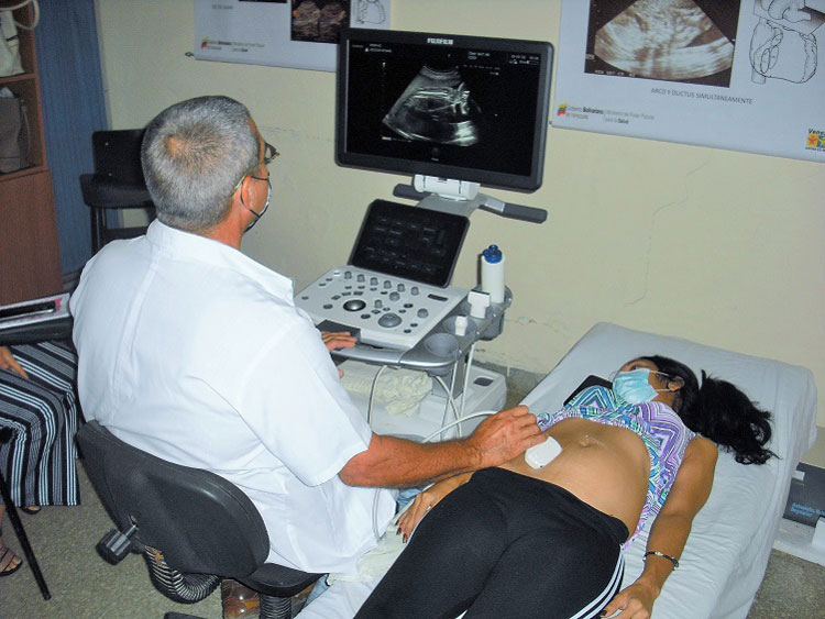 En plena realización de un ultrasonido está el Dr. Eniesen Rodríguez Lugones, un paso indispensable en la atención a la gestante.