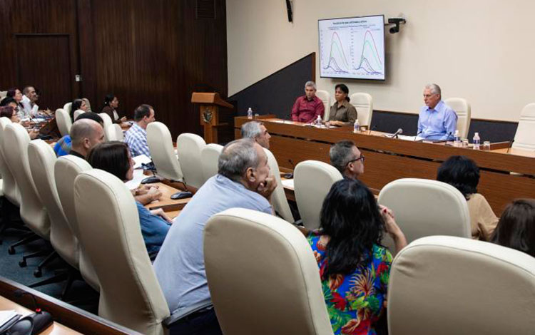 Presidente cubano, Miguel Díaz-Canel, sostiene encuentro con expertos y científicos, en la que se analizó la situación del dengue en el país.