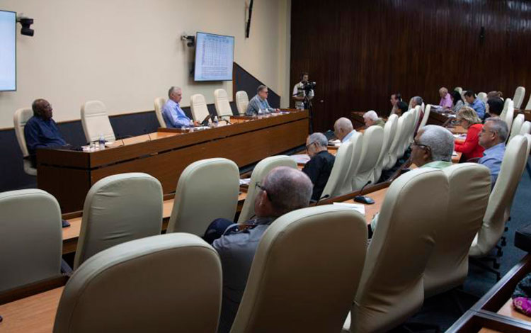 Miguel Dí­az-Canel, presidente de Cuba, encabeza análisis de la situación del dengue, en reunión con expertos y cientí­ficos.