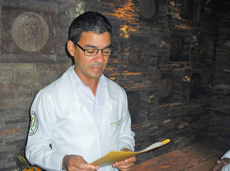 Doctor Yandry Alfonso habla en nombre de los trabajadores de la Salud, en el Memorial, ante el nicho que guarda los restos de Ernesto Guevara de la Serna.