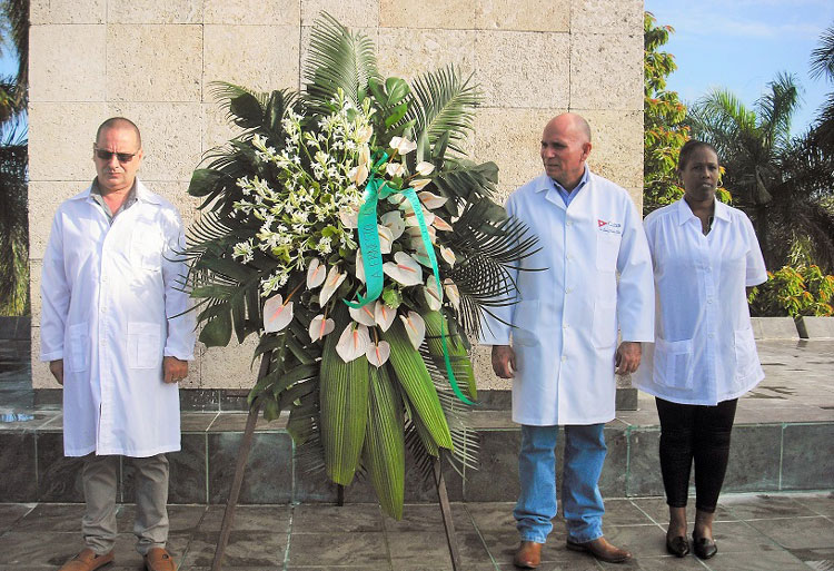 Trabajadores de la Salud colocan ofrenda floral ante el monumento a Ernesto Che Guevara, en la Plaza que lleva su nombre.