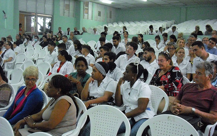 Asistentes a la conferencia de las doctoras españolas Luisa Márquez Rodríguez y María Jesús Enguídanos Floreani.