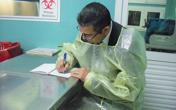 El rector de la Universidad de La Sierra dejó plasmada sus consideraciones al término del recorrido por el Laboratorio.