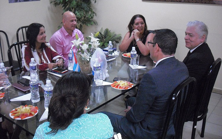 Intercambio de los académicos mexicanos con autoridades de Salud en Villa Clara.