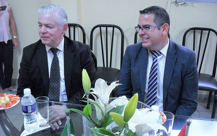 Juan Carlos Avilés Miranda y Juan José Saldaña Valadez, rector y vice rector académico, respectivamente, de la Universidad de La Sierra (UNISIERRA).